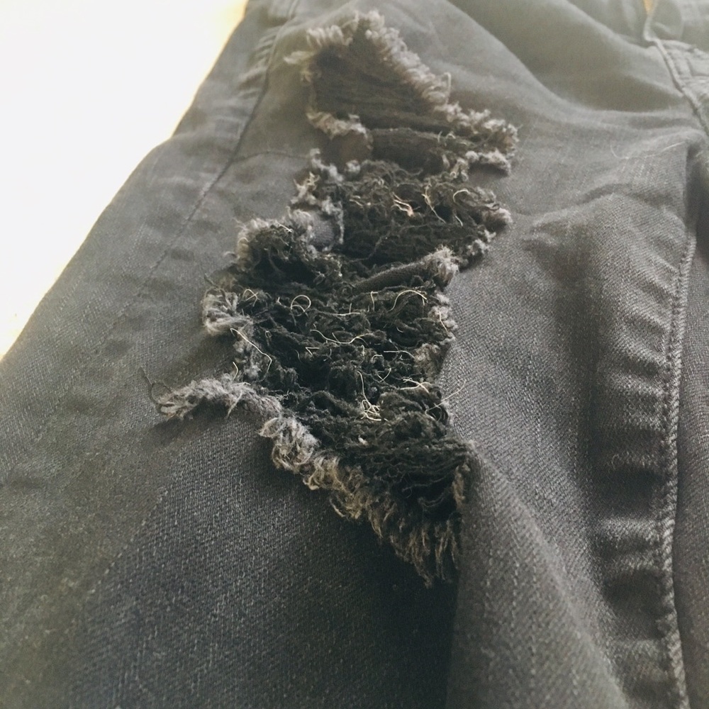 American Eagle ripped, frayed, skinny jeans!! - Picture 2 of 7